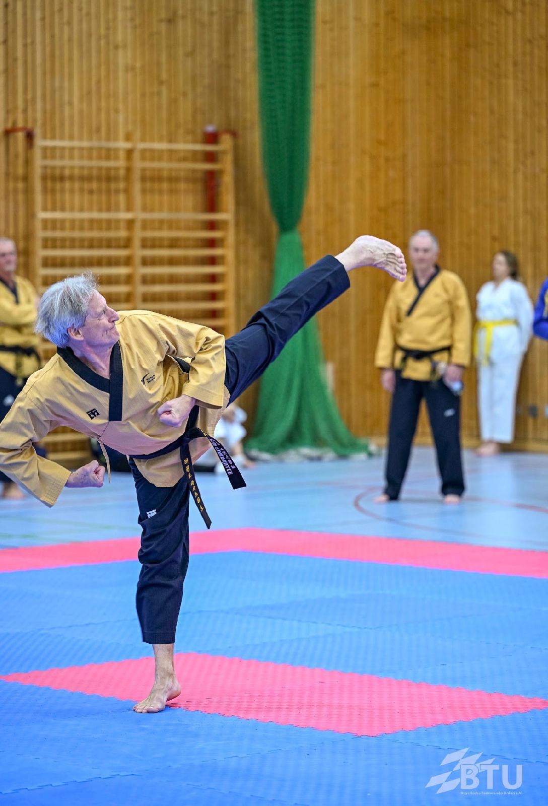 Großmeister Manfred Stadtmüller bei einem hohen Taekwondo-Tritt