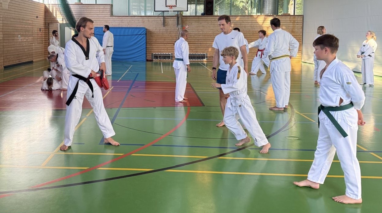 Gemeinsames Taekwondo-Training in der Sporthalle