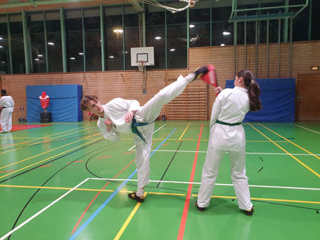 Kinder beim gemeinsamen Taekwondo-Training