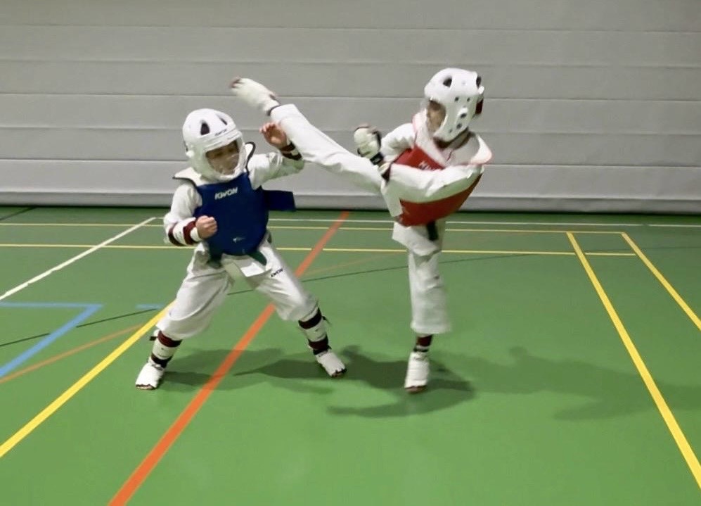 Zwei Kinder beim Taekwondo-Zweikampf