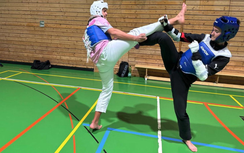 Zwei Taekwondo-Sportler im Wettkampf