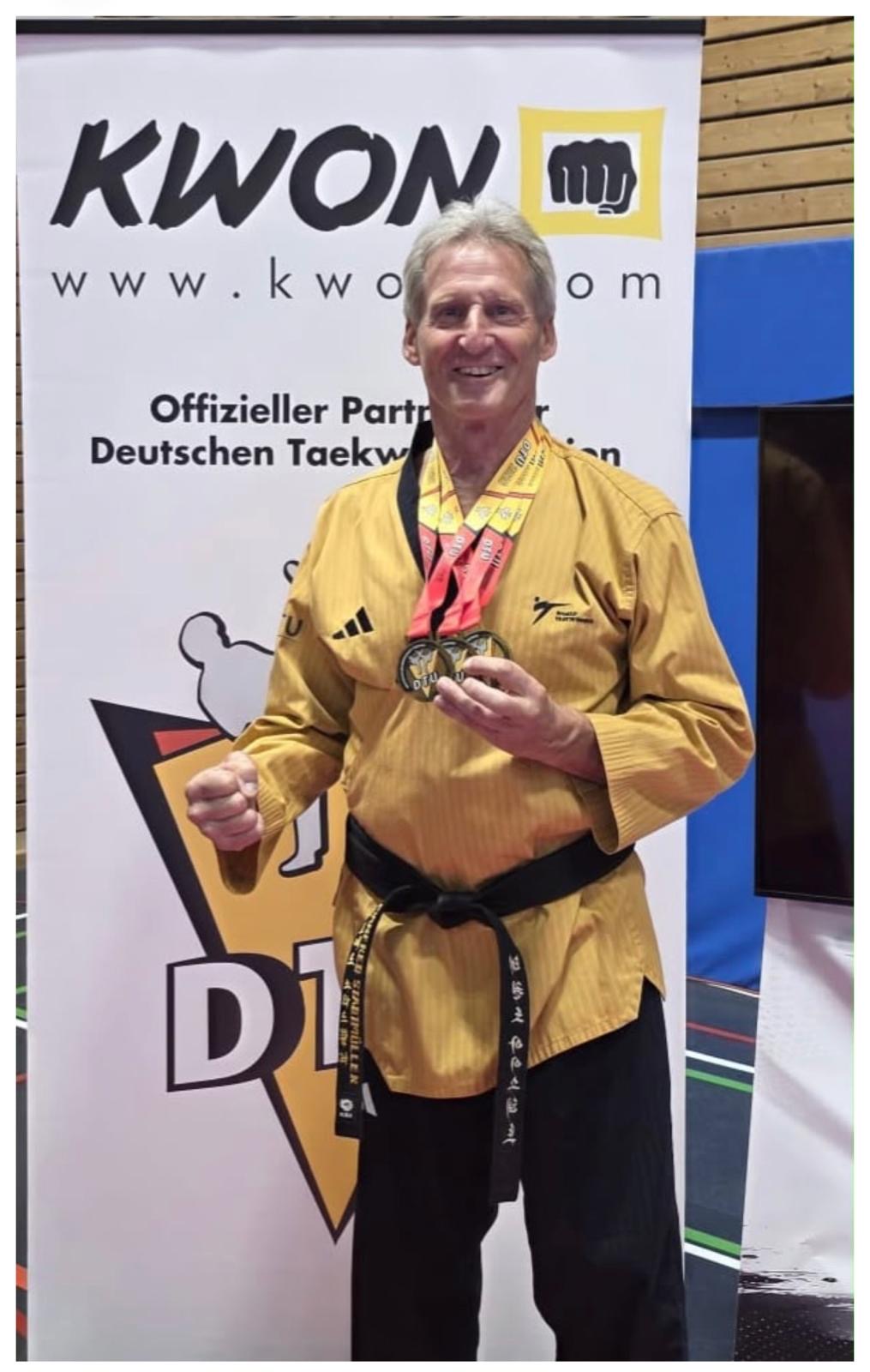 GM Manfred Stadtmüller mit seinen drei Goldmedaillen bei der Deutschen Poomsae Meisterschaft 2026 in Wernau