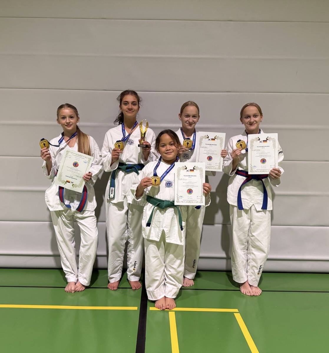 Fünf Sportlerinnen von Elite-Taekwondo mit Medaillen und Urkunden bei den Munich Open 2026